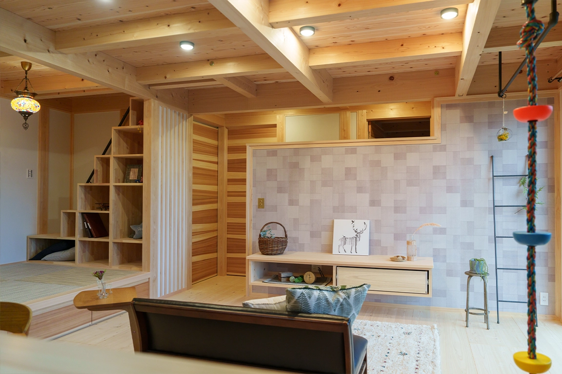 杉板張りのリビングからみたキッチン