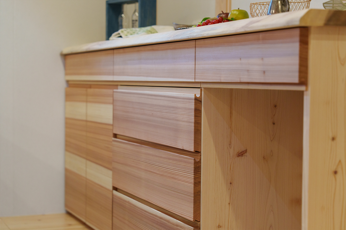 玄関から見える古民家。光の筋が美しい