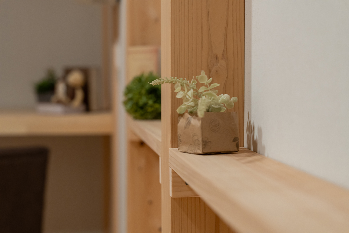 杉板張りのリビングからみたキッチン