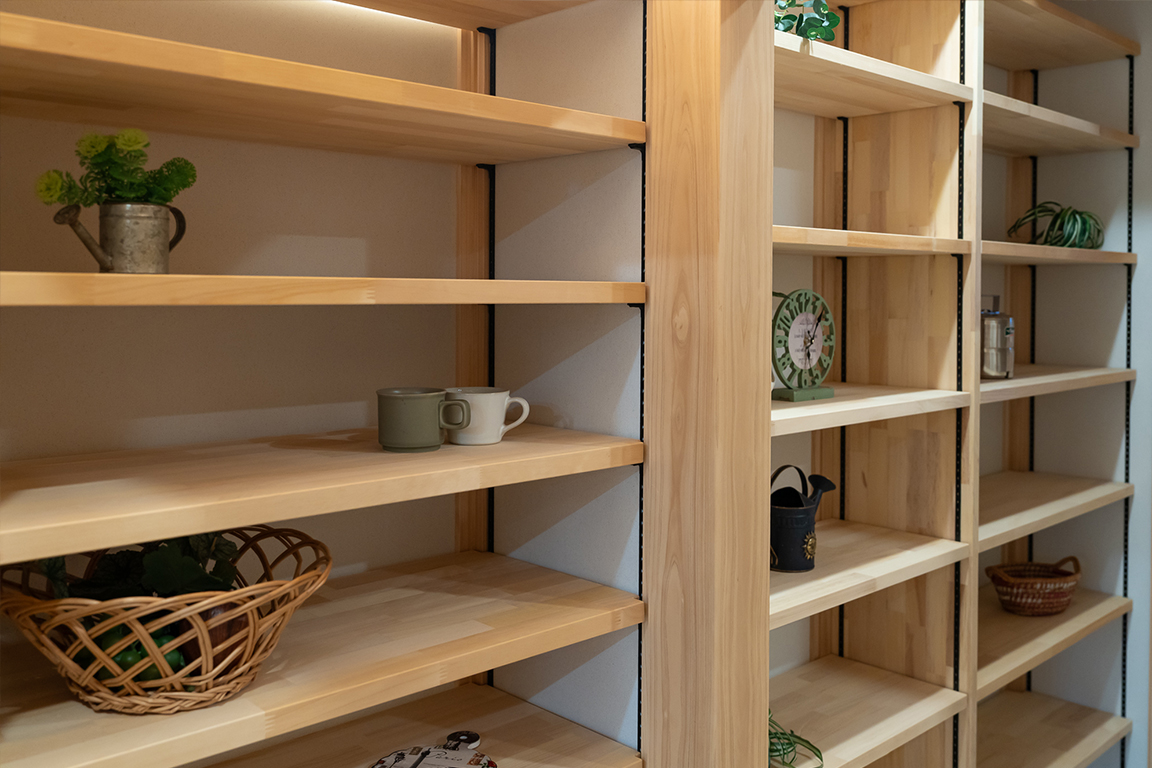 玄関から見える古民家。光の筋が美しい