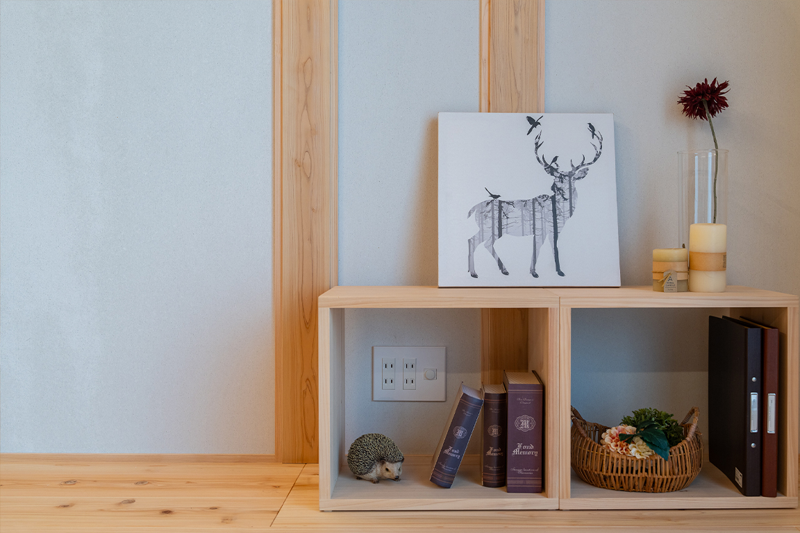 杉板張りのリビングからみたキッチン