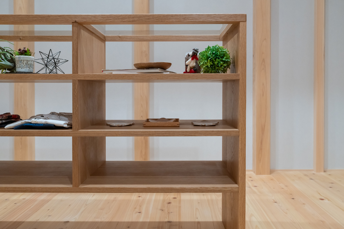 玄関から見える古民家。光の筋が美しい