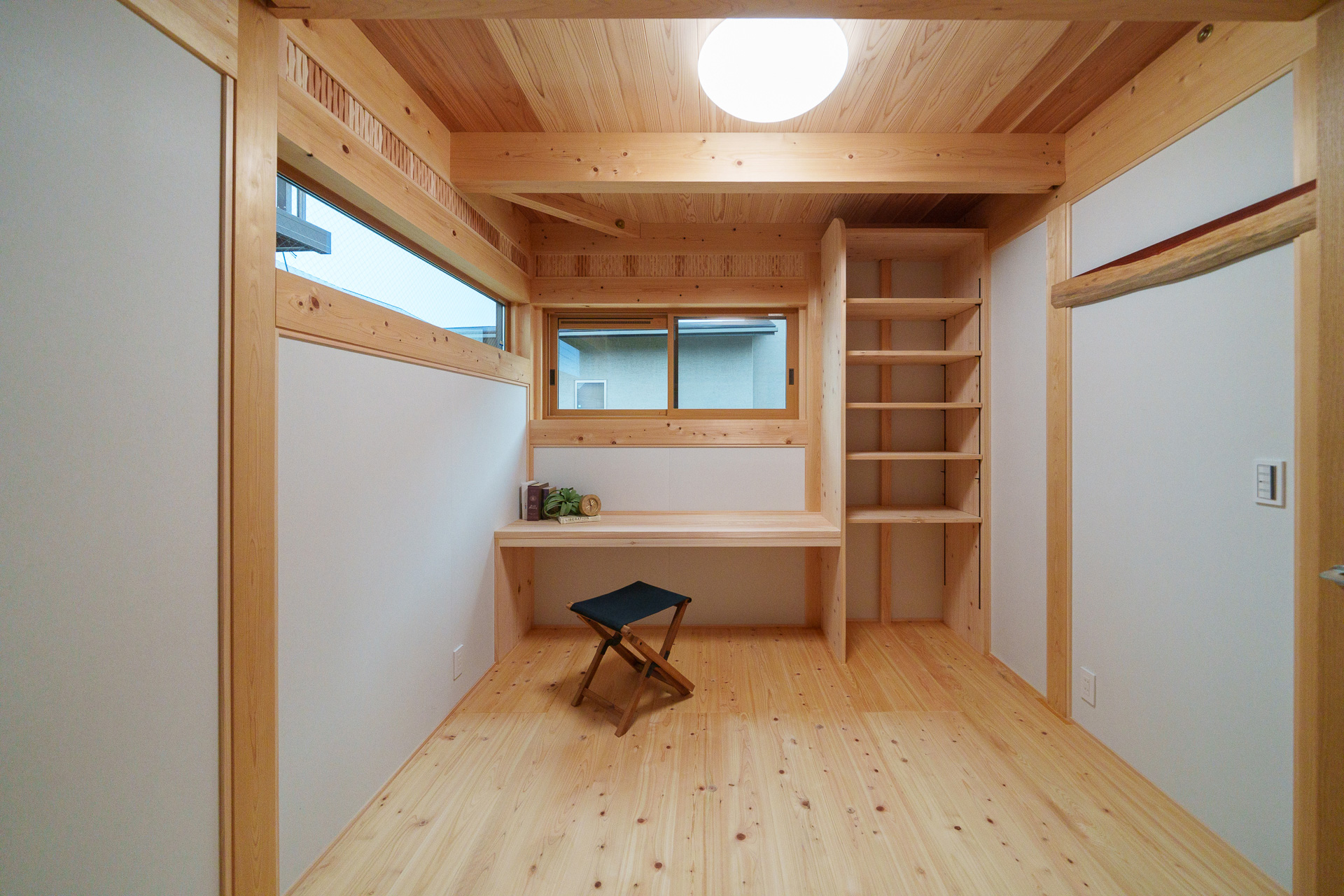 杉板張りのリビングからみたキッチン