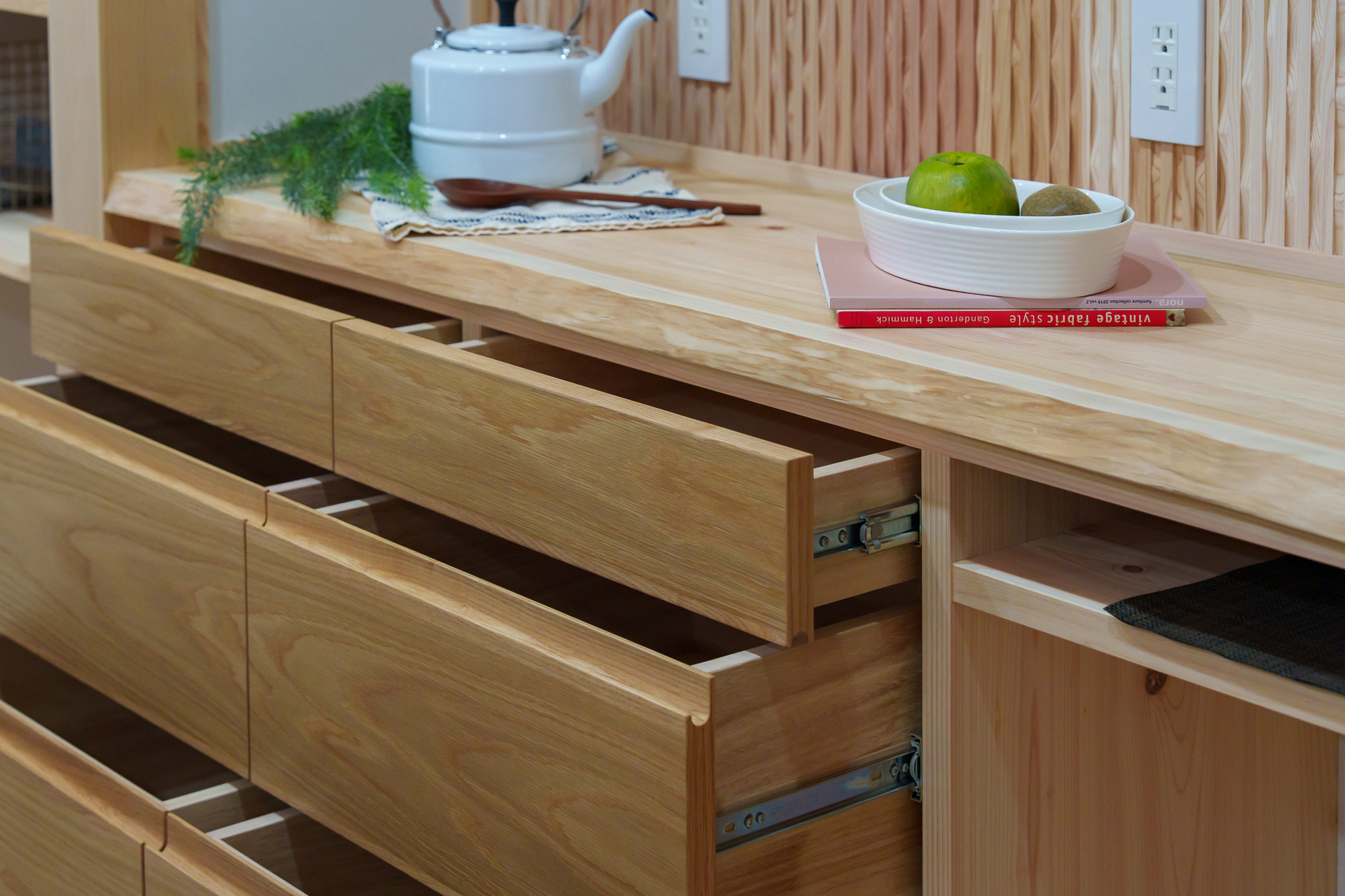 玄関から見える古民家。光の筋が美しい