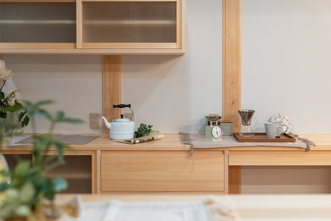 杉板張りのリビングからみたキッチン