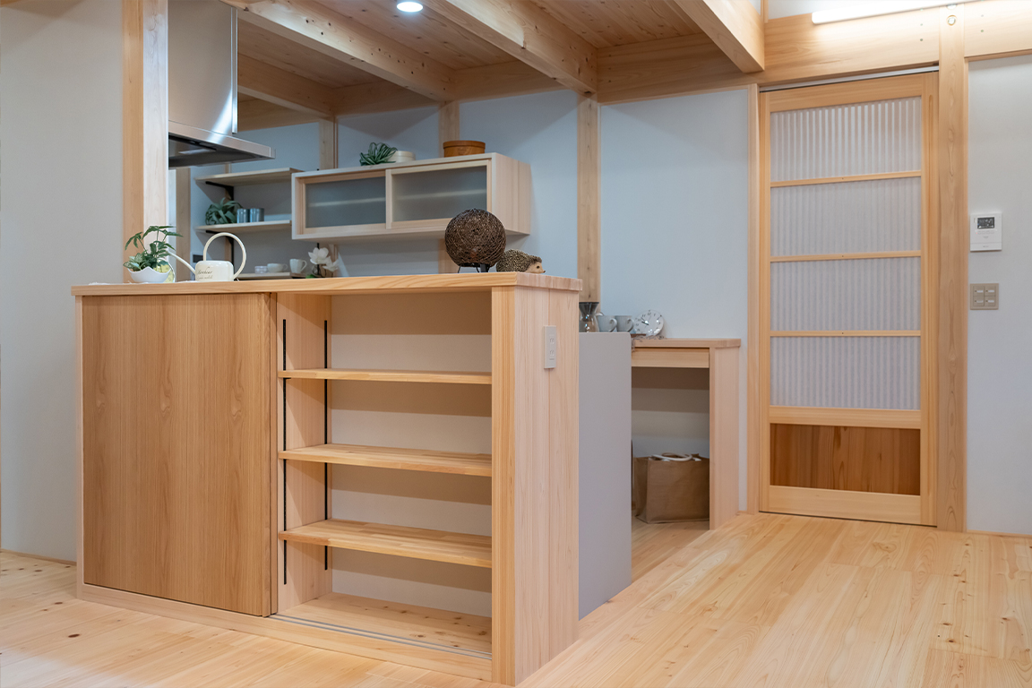 玄関から見える古民家。光の筋が美しい