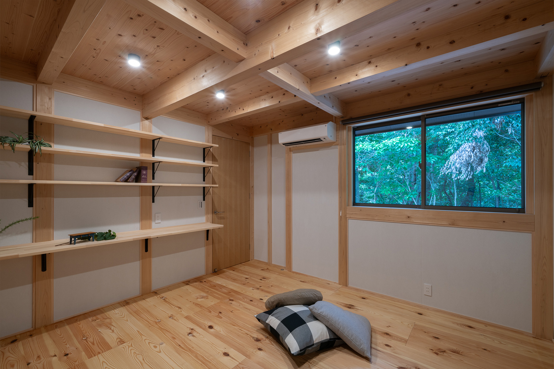 玄関から見える古民家。光の筋が美しい