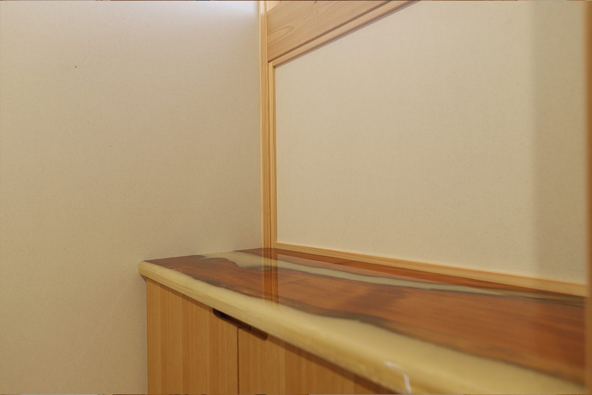 杉板張りのリビングからみたキッチン