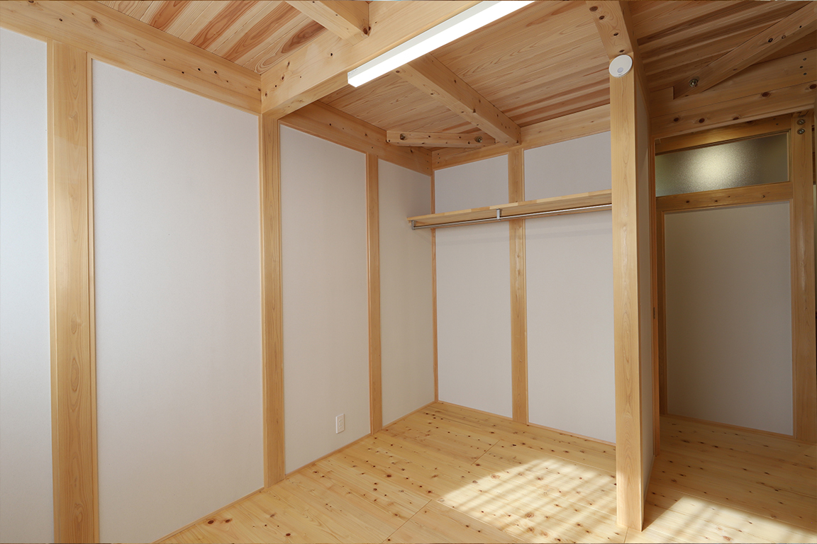 玄関から見える古民家。光の筋が美しい